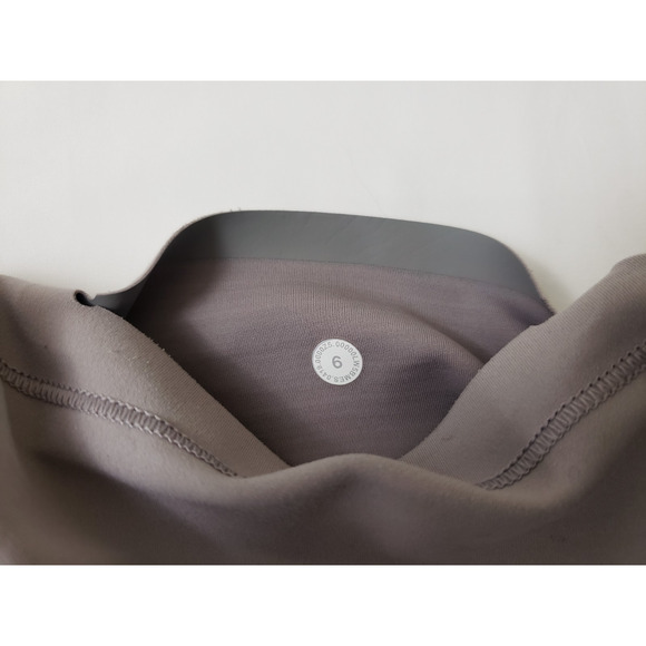 Lululemon In Movement Womens Pants Crop Leggings Everlux Size 6 Yoga - Picture 6 of 6